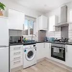 Delightful 2 Bed Ground Floor East London Home By Rebby Properties Sleeps 4 Near Canning Town Station