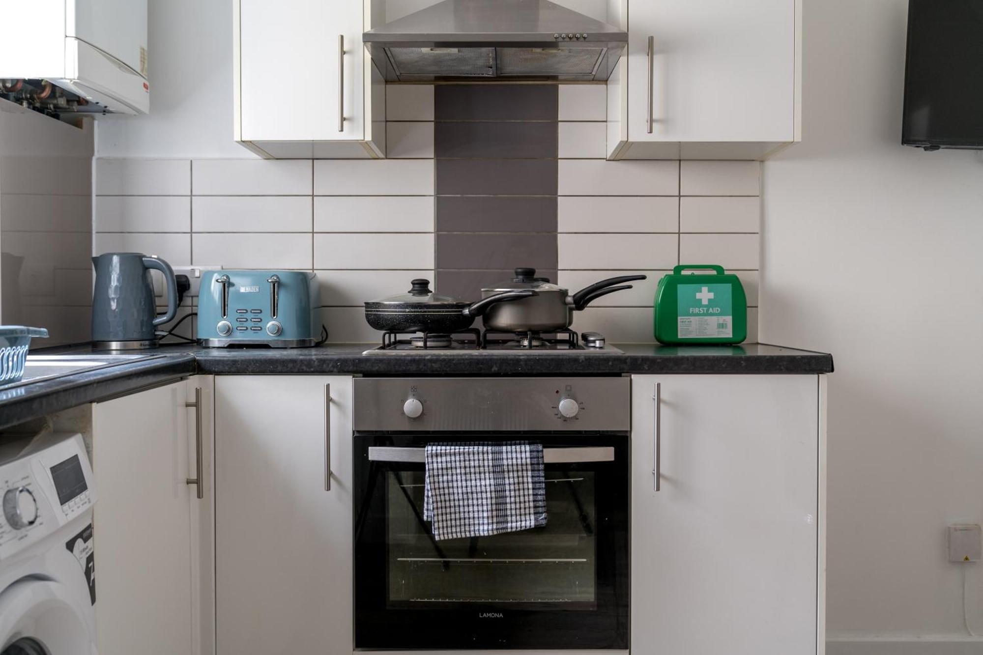 Delightful 2 Bed Ground Floor East By Rebby Sleeps 4 Near Canning Town Station *