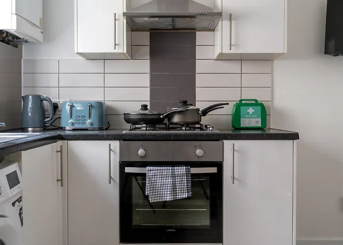 Delightful 2 Bed Ground Floor East London Home By Rebby Properties Sleeps 4 Near Canning Town Station